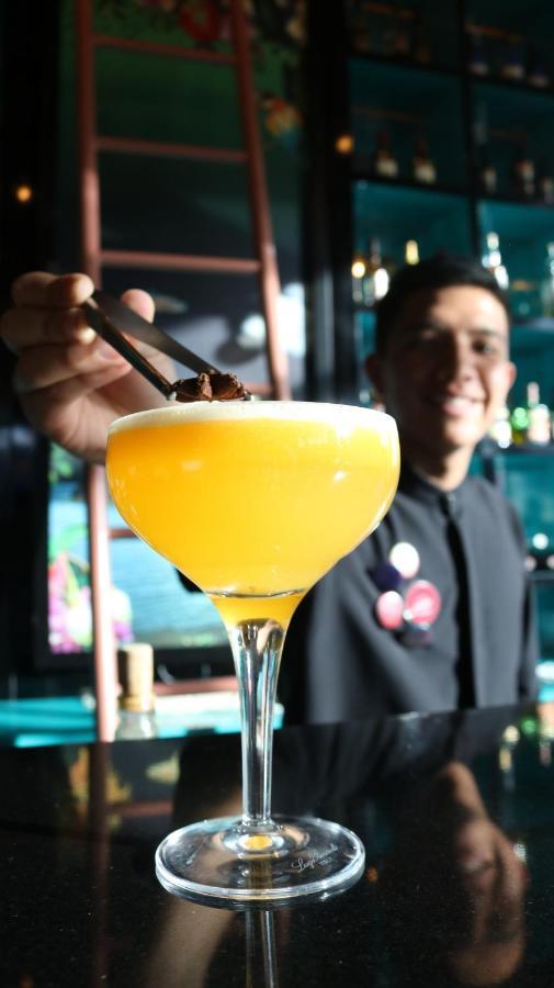 Hotel V1501 باستو المظهر الخارجي الصورة A bartender adding a garnish to a cocktail