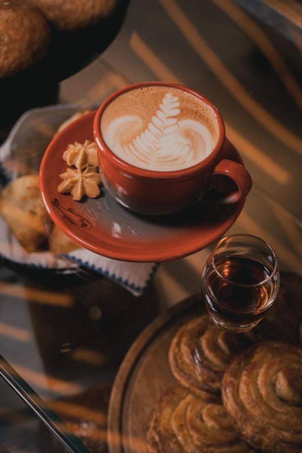 Hotel V1501 باستو المظهر الخارجي الصورة A cup of coffee with a glass of grappa
