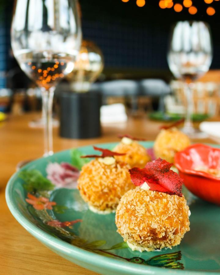 Hotel V1501 باستو المظهر الخارجي الصورة A plate of canapés
